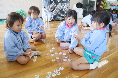 11���̎q�ǂ��B�̗l�q�A