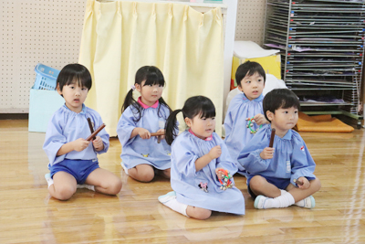 11���̎q�ǂ��B�̗l�q�D