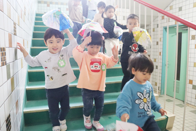 11���̎q�ǂ��B�̗l�q�E