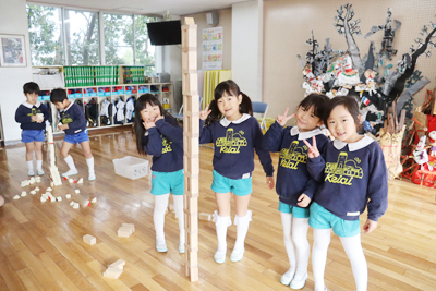 12���̎q�ǂ��B�̗l�q�B