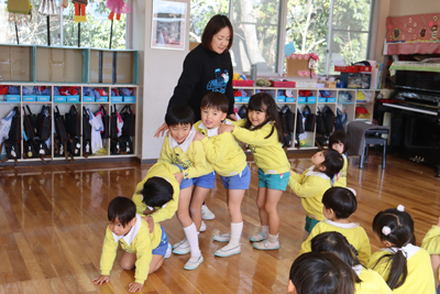 1���̎q�ǂ��B�̗l�q�A