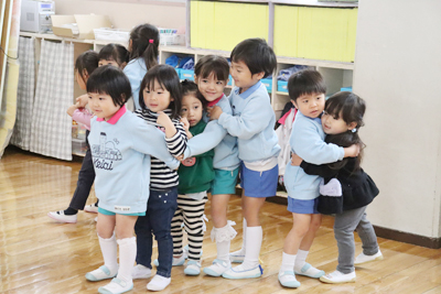 1���̎q�ǂ��B�̗l�q�C